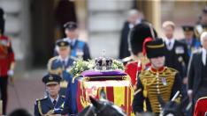 Britain mourns Queen E(43067436)