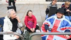 Muchos londinenses ya esperan en las calles por donde pasará el féretro desde Buckingham a Westmisnter.