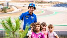 Álex Rins posa en el circuito de Motorland junto a un grupo de jóvenes aficionados.