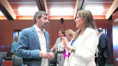 La consejera Sira Repollés, este viernes, conversa con el diputado de IU, Álvaro Sanz, en las Cortes.