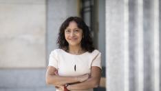 La investigadora Judith Domínguez junto a la embajada de México en Madrid.