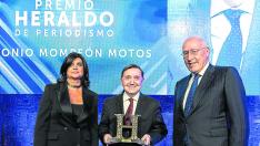 Federico Jiménez Losantos, con su galardón, entre Paloma de Yarza López-Madrazo y Manuel Pizarro