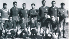 Los primeros futbolistas del primer Huesca, en 1960.