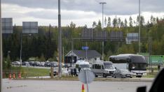 Coches intentando pasar a Finlandia desde Rusia,