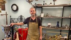 Marco Díez, en su taller de la calle María Moliner.