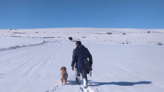 Alejandro y su perro Pipo, el invierno pasado, en el campo