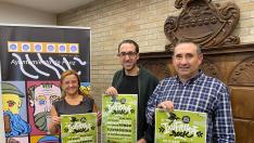 El alcalde Toño Ferrer, la concejal de Cultura María Clusa y Manuel González, de la asociación Ixufrina Aceda