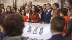Representantes políticos valencianos durante un minuto de silencio en apoyo a la mujer asesinada en Benidorm