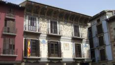 Casa Heredia, el histórico edificio de la plaza Mayor de Graus donde tiene su sede la comarca.