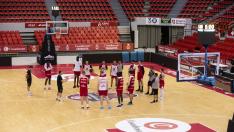 Martin Schiller, con los brazos extendidos, se dirige al equipo en uno de los últimos entrenamientos de esta semana.