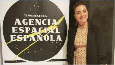 Maru Díaz posa junto al logotipo de la candidatura de Teruel a sede de la Agencia Espacial.