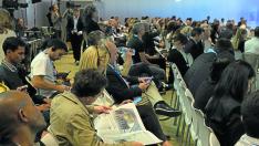 Los asistentes al congreso consultaron la prensa local durante la jornada de este jueves.