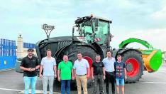 Miembros de la empresa Serrat y del concesionario Abel Consul frente al imponente tractor.
