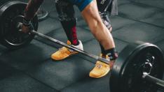 Levantar pesas o practicar CrossFit pueden ser duros para las articulaciones de brazos y piernas.