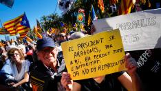 Manifestantes con pancartas contra el presidente catalán Pere Aragonès
