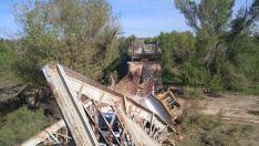 El paso del camión ha provocado el hundimiento del puente de hierro entre Sijena y Sena.