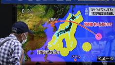 Una pantalla en Tokio muestra la trayectoria del misil.