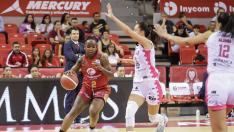 Imani Tate penetra a canasta durante el partido contra el Ensino.