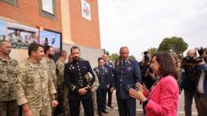 Visita de Robles a los militares ucranianos de la Base de Zaragoza.