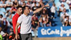 Juan Carlos Carcedo dando instrucciones a sus jugadores, durante el partido jugado ante el Oviedo