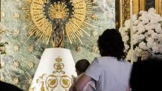Ana Badía y su hija Lara posan junto al manto de la Virgen el pasado 15 de julio, tras retomarse esta tradición.