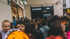Decenas de adolescentes esperan entrar a la primera tienda de Blue Banana en Zaragoza.