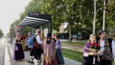 Varios usuarios esperan al autobús, ayer en una de las paradas del Actur