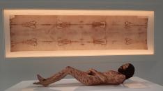 El cuerpo hiperrealista de Jesucristo representado a partir de la Sábana Santa en la exposición The Mystery Man.