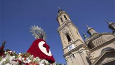 La Virgen del Pilar con su manto lleno de flores el 12 de octubre de 2022. gsc