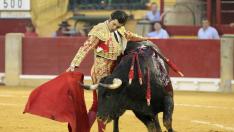 Morante de la Puebla se enrosca al toro de Juan Pedro durante la corrida de ayer, en la que se llenó La Misericordia por primera vez en la feria.