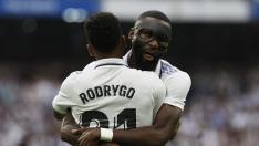 Rodrygo celebra el tercer gol del Real Madrid frente al Barcelona con Rüdiger, que jugó con una máscara.