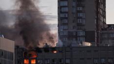 Un edificio en llamas tras el ataque con drones de esta madrugada.
