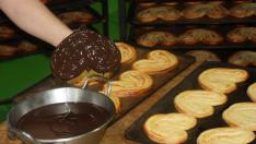 Proceso de elaboración de las palmeras de chocolate en Bombonera Oro.