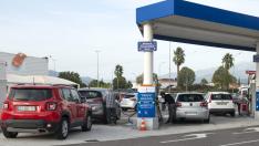 Varios vehículos repostan combustible en El Boulou (Francia)
