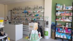 La farmacia se ha integrado en el espacio del nuevo consultorio de Castillonroy.