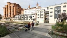 El paso a nivel junto a la estación de Teruel -en la imagen- es utilizado a diario por decenas de personas.