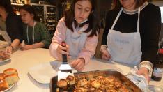 Curso de rollo de canela en la escuela de cocina La Zarola