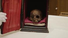 El robo del cráneo del Papa Luna que durante siglos descansó en Sabiñán, un pueblo de Zaragoza, ocupa las primeras planas de los medios de todo el mundo y despierta la leyenda