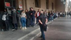 Decenas de personas esperan a las puertas del Ayuntamiento para entrar en el registro