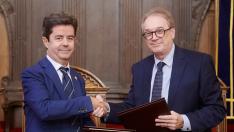 El alcalde de Huesca (izquierda) y el subdirector general de la Fundación la Caixa, sellaron el acuerdo.