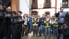 Varios agentes de Policía aplaudiendo durante el acto en Argamasilla de Calatrava, Ciudad Real.