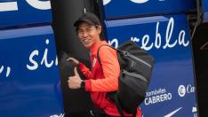 Kento se sube al autobús de la SD Huesca para poner rumbo a Ponferrada.