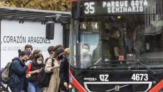 Usuarios subiendo a un autobús de la línea 35 durante las horas de huelga en Zaragoza.