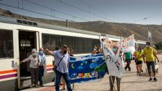 Usuarios de la línea Zaragoza-Arcos durante una de las protestas entre Purroy y Morés.