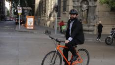 El presidente de Chile Gabriel Boric llegando en bici al palacio de La Moneda.