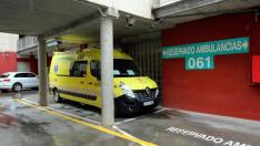 Foto de archivo de una ambulancia en el Centro de Salud Pirineos de Huesca.