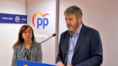 Gemma Allué, portavoz del PP en el Ayuntamiento de Huesca, y Gerardo Oliván, presidente provincial de los populares.