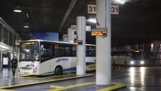 Un autobús recoge viajeros en las dársenas de la estación de Delicias.