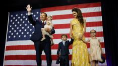 Ron Desantis, gobernador republicano de Florida, con su esposa e hijos, en la noche electoral.