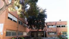 Entrada del centro público integrado de FP Los Enlaces, donde los alumnos aparcan sus bicis y patinetes.